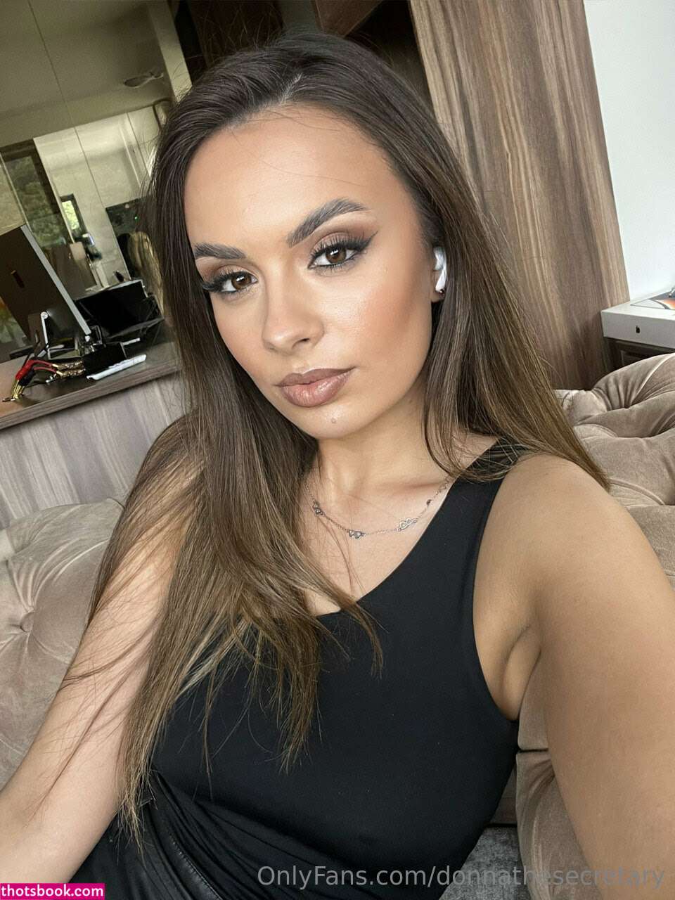 Donnathesecretary Photo #1