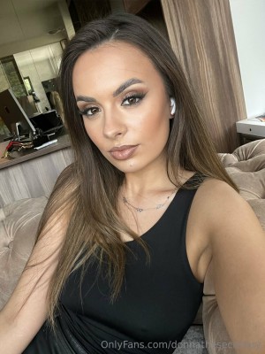 Donnathesecretary Photo #1