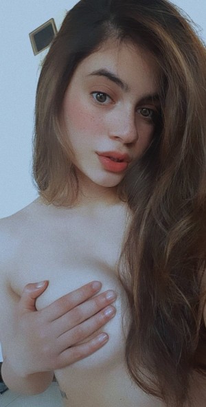 Yiyi Castelli Photo #4