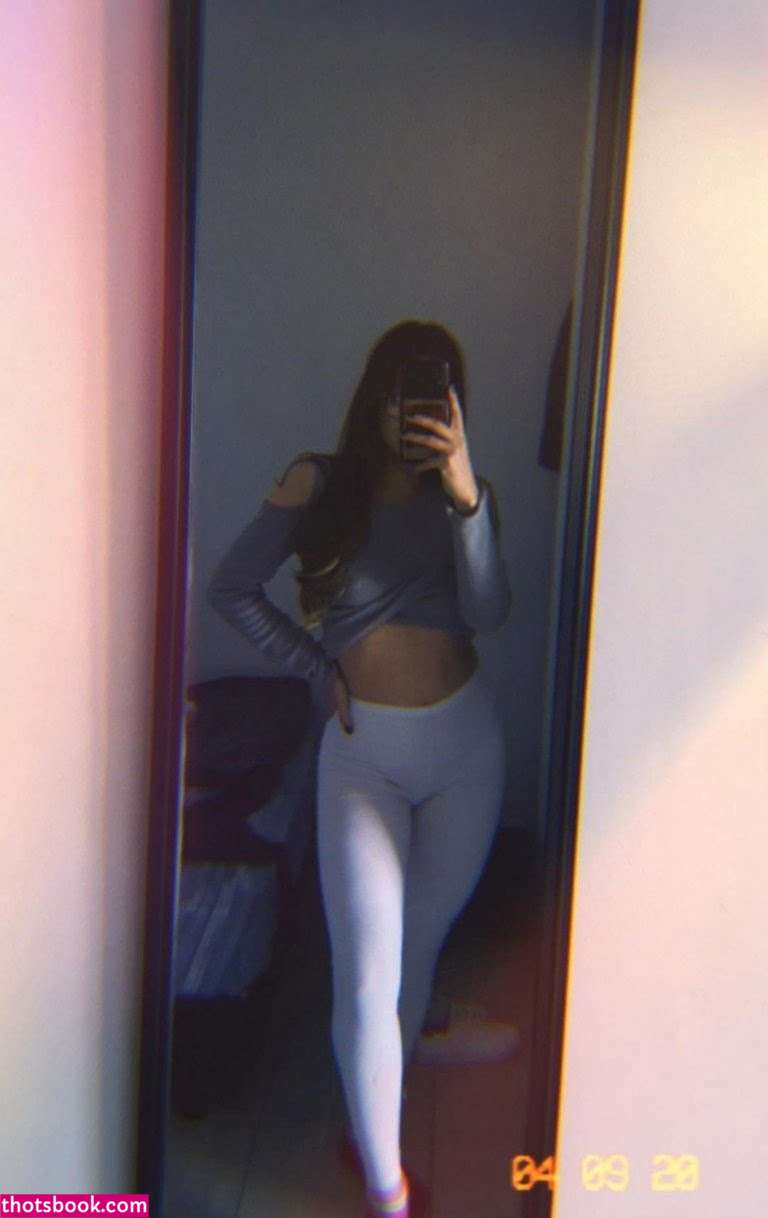 Yiyi Castelli Photo #18