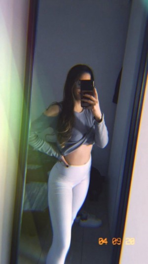 Yiyi Castelli Photo #17