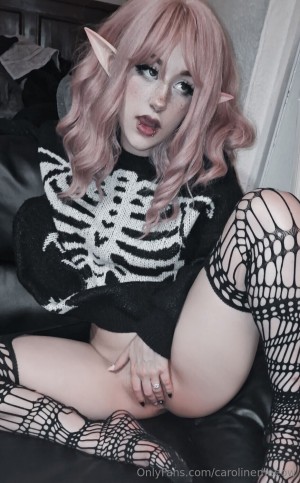 carolinemeeoww Photo #2