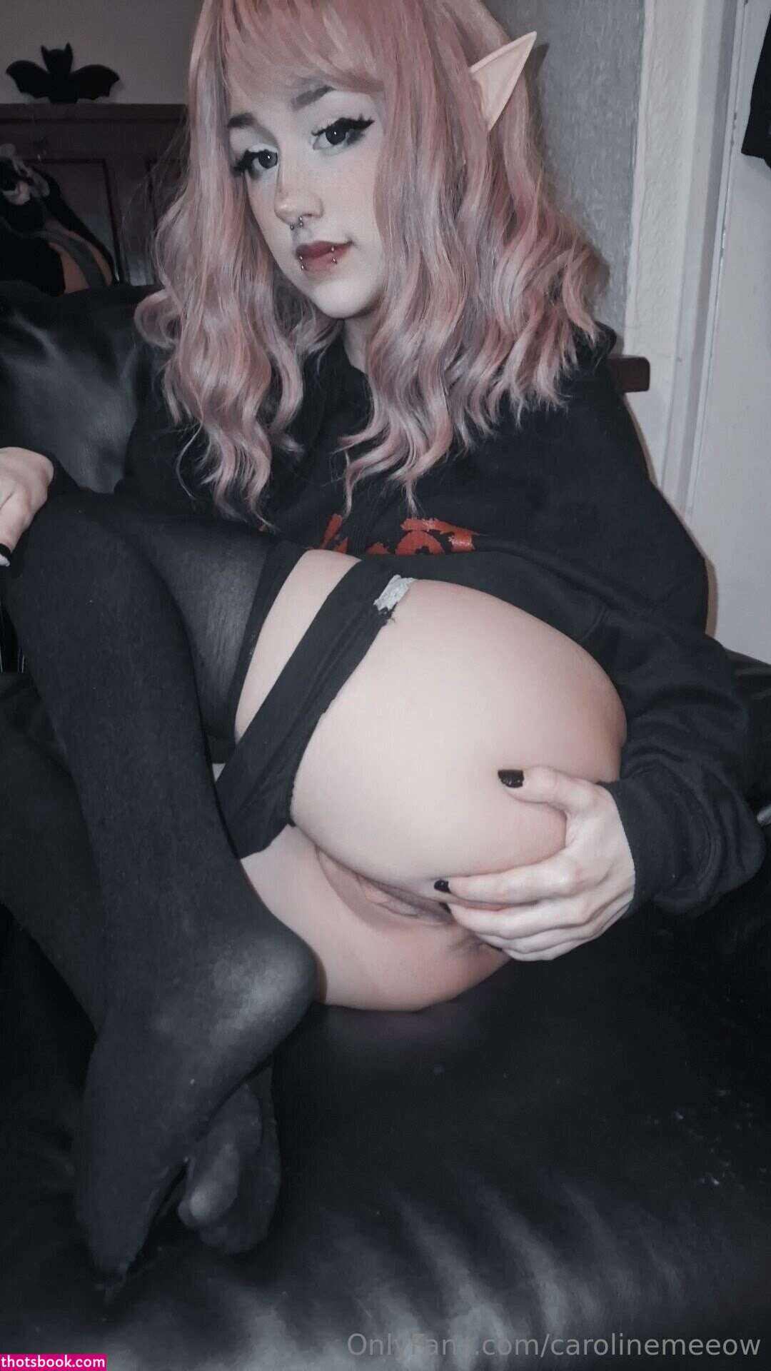 carolinemeeoww Photo #9