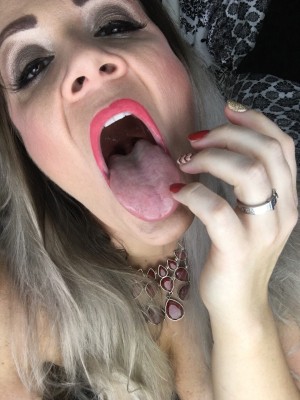 Ms Whitney Morgan Photo #11