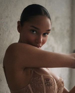 Nicole Akonchong Photo #12