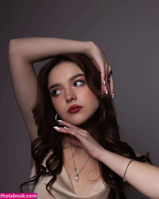 Yuliana Peters Photo #2