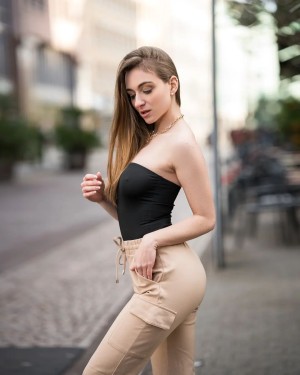 Larissa Schmiederer Photo #31