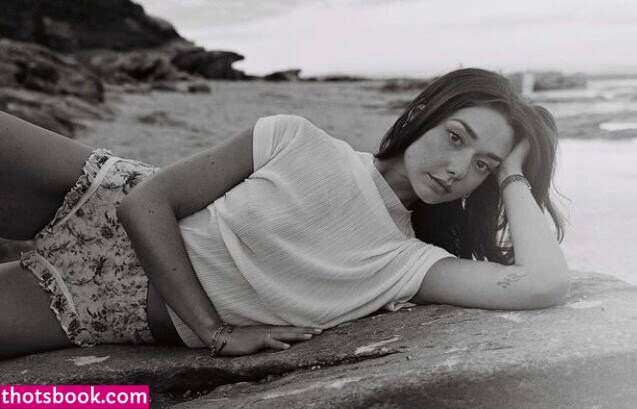 Zoe Kalotheos Photo #4