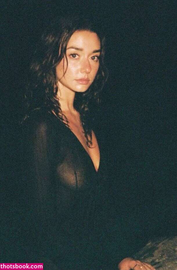 Zoe Kalotheos Photo #6