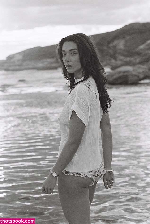 Zoe Kalotheos Photo #10