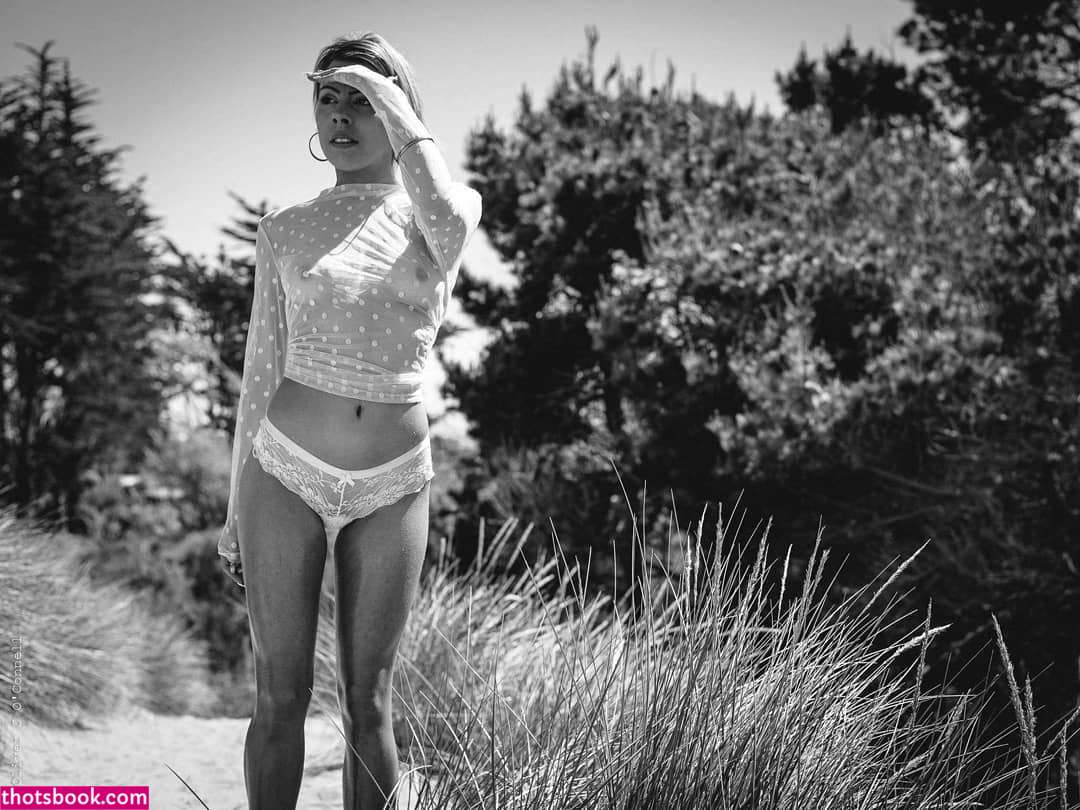 Zoe Phillips Photo #4