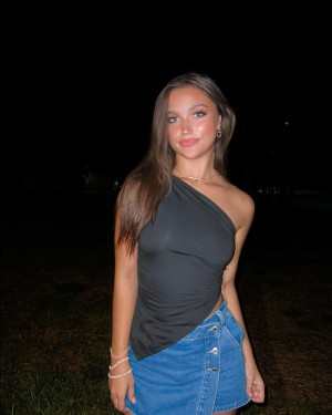 Katie Thompson Photo #16