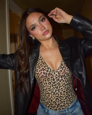 Katie Thompson Photo #19