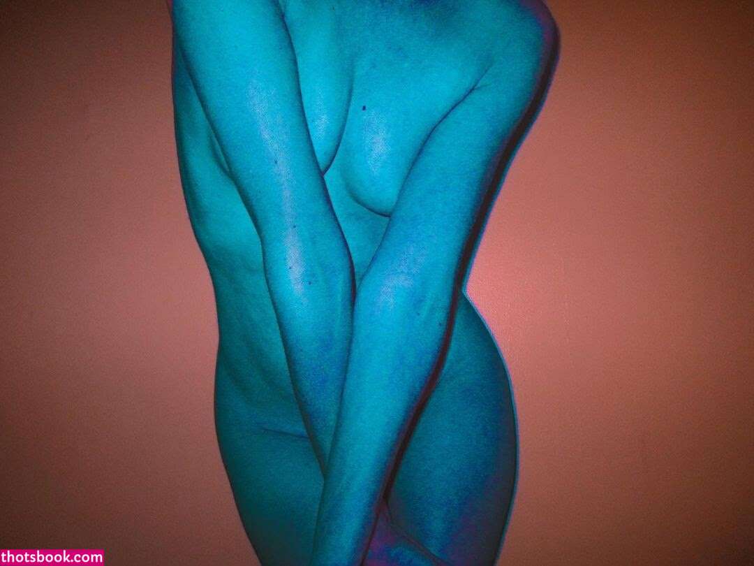 Lady Long Limbs Photo #5