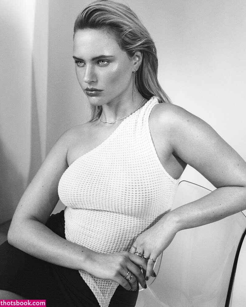 Julia Van Hest Photo #4