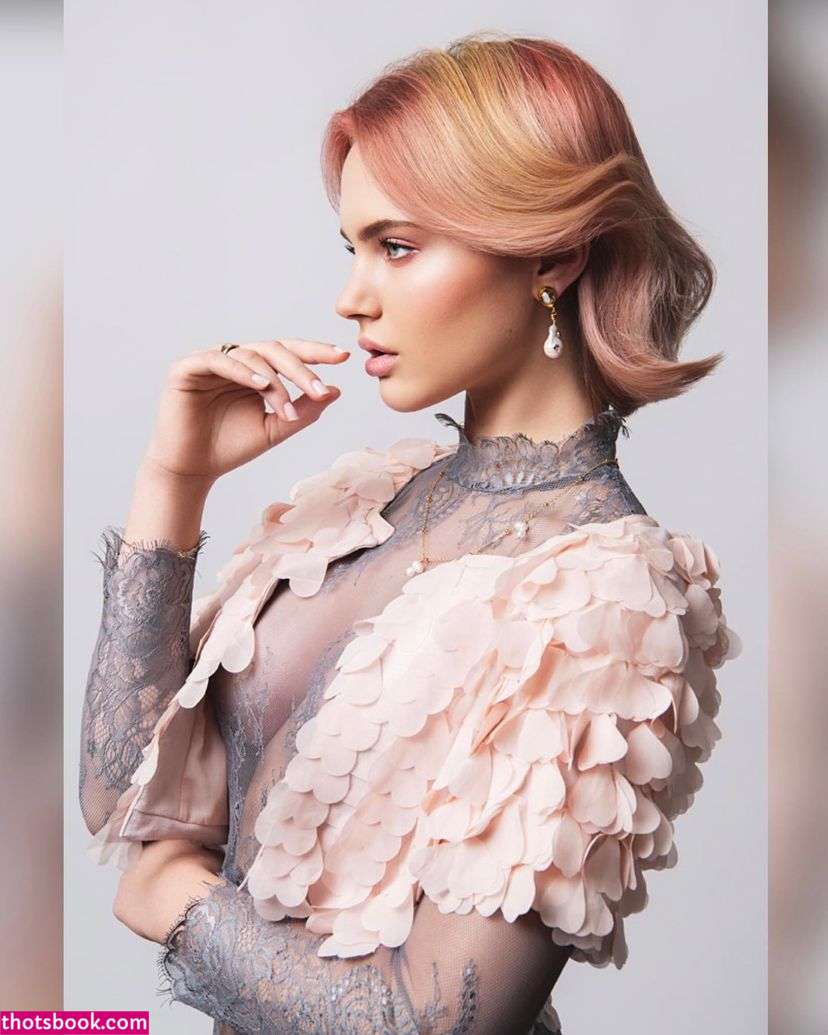 Julia Van Hest Photo #9