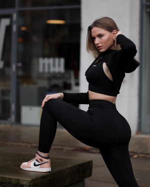 Julia Van Hest Photo #14