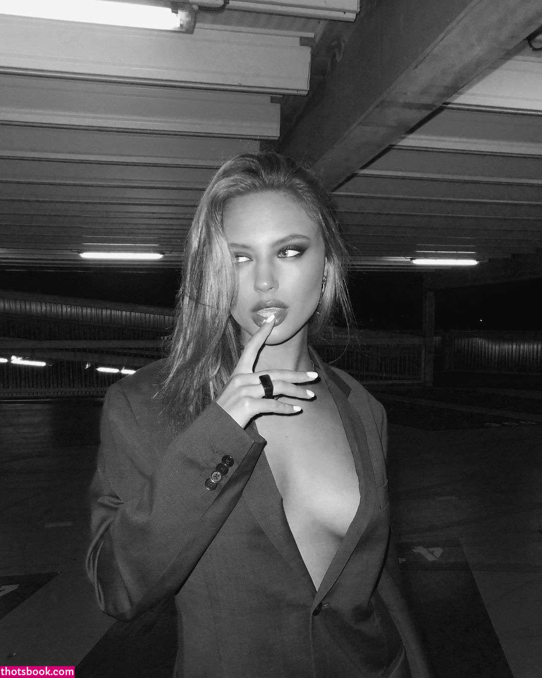 Julia Van Hest Photo #19