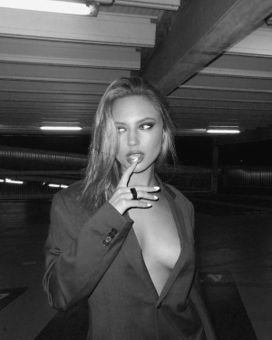 Julia Van Hest Photo #19