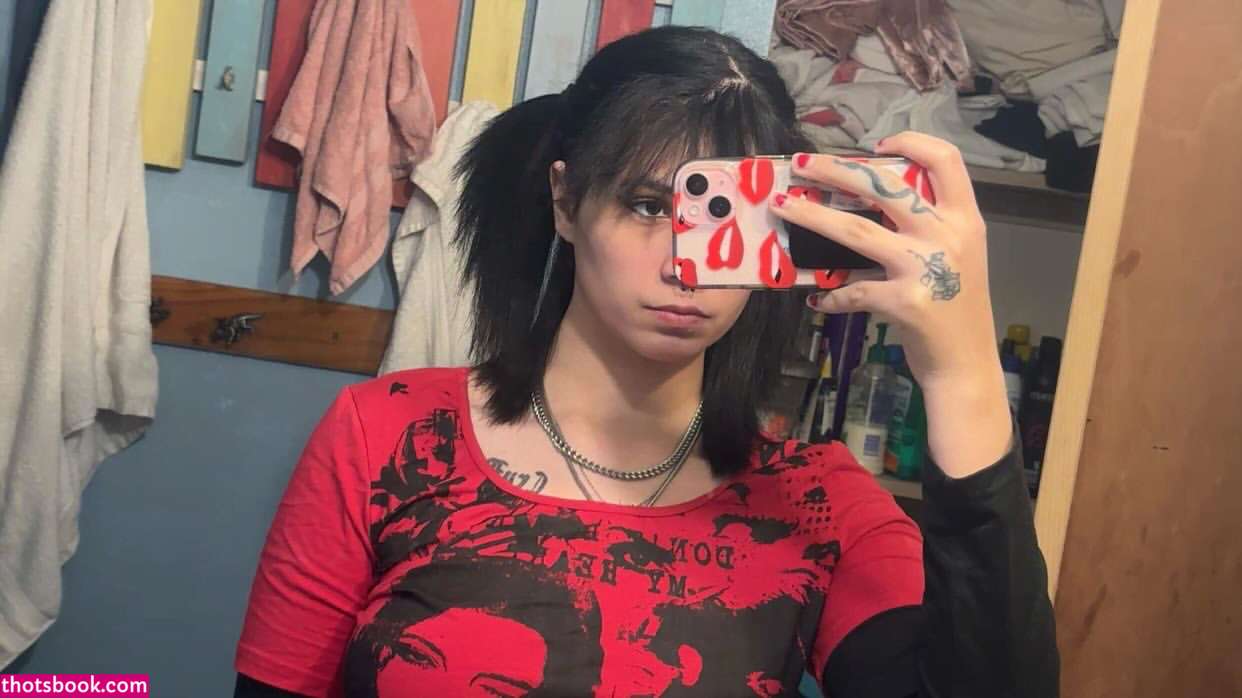 Julia Graham Photo #19