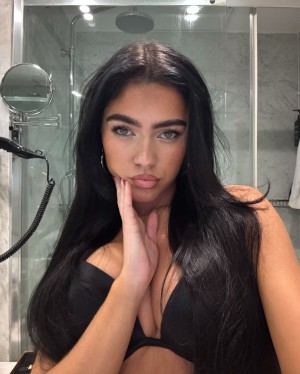 Roxanarosuu Photo #3