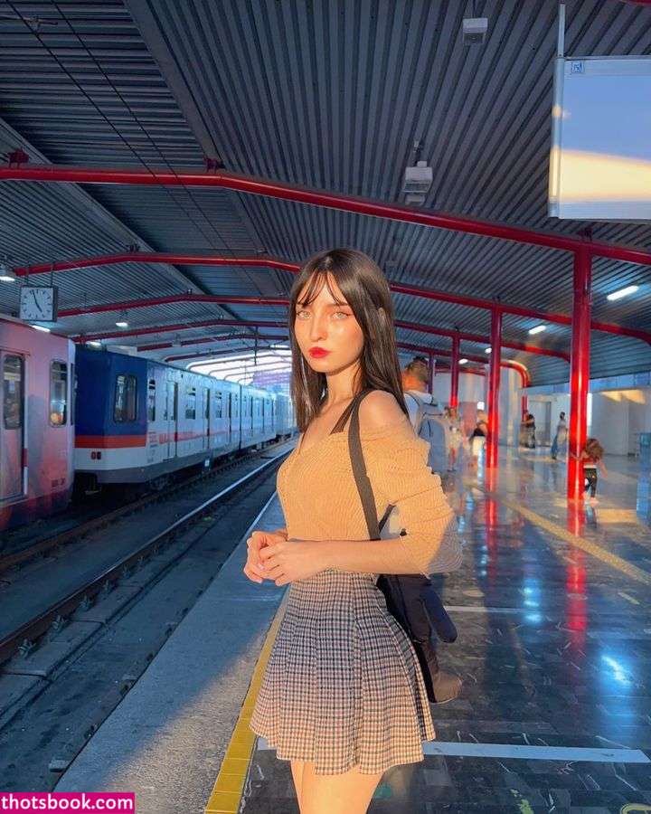 Valerya Salinas Photo #7