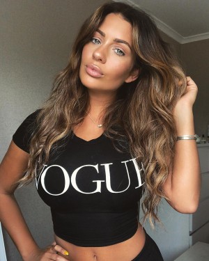 Holly Peers Photo #13