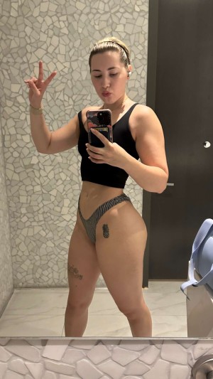 Pineapplebrat Photo #4