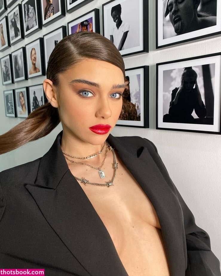 Milana Vino Photo #4