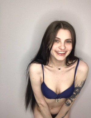 Victoria Hampton Photo #2