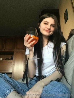 Victoria Hampton Photo #41