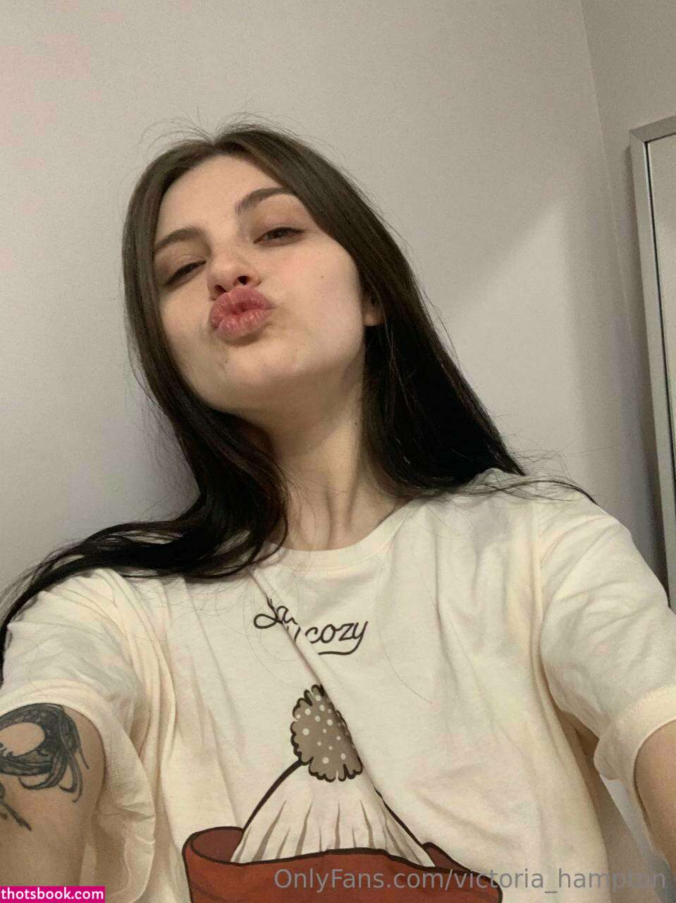 Victoria Hampton Photo #109