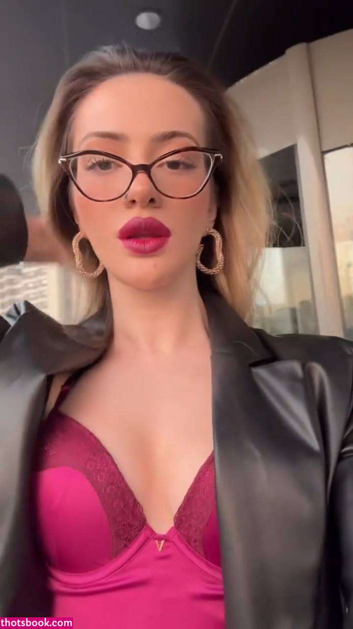 Oznur Guven Photo #14