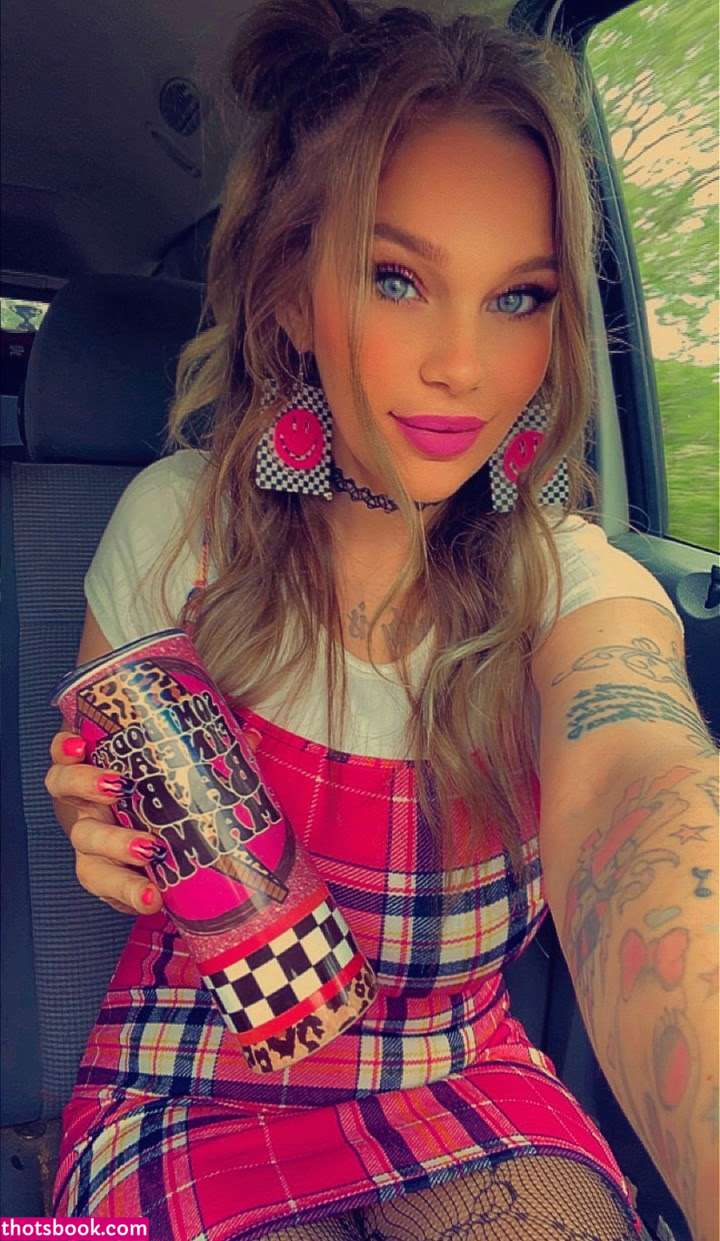 nicolethedirttracktrophygirl Photo #1