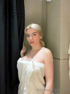 Olivia Collins Photo #11