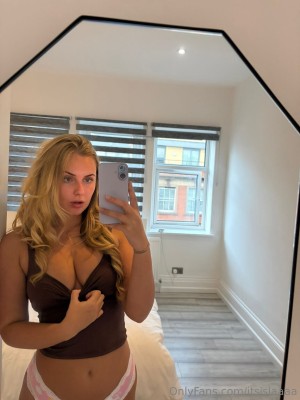 Isla Reeds Photo #18