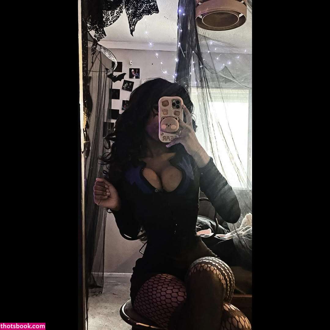 Thelovewitch942 Photo #13