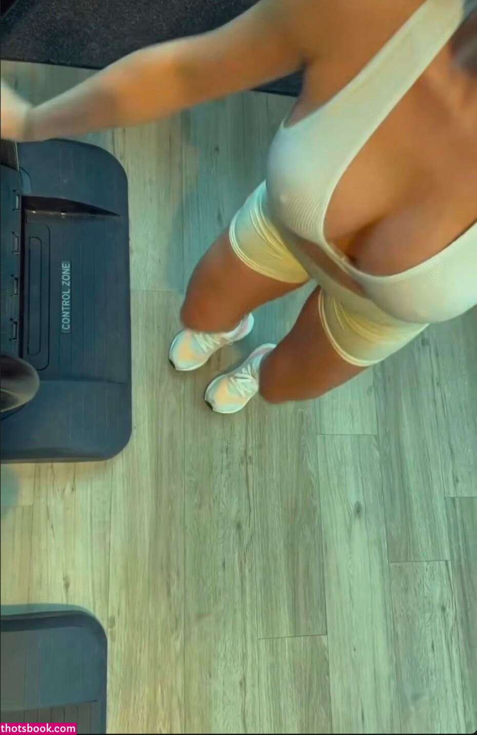 Isabelle Dze Photo #42