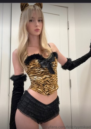 felicityhughes Photo #21