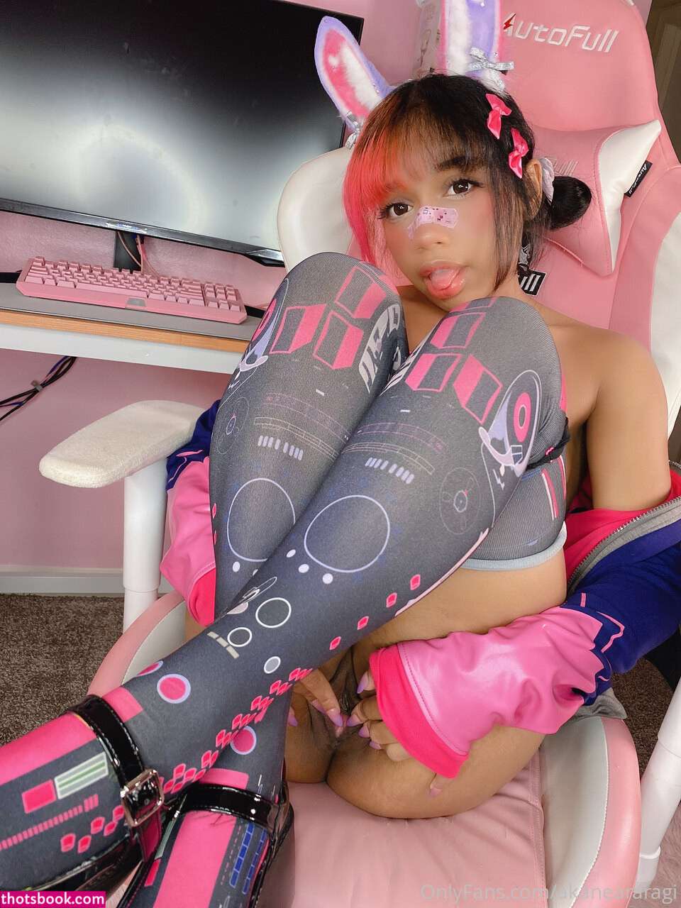 Akane Araragi Photo #5