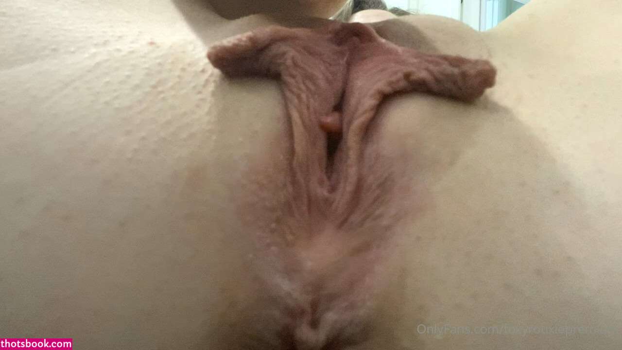 Foxy Rouxie Photo #10