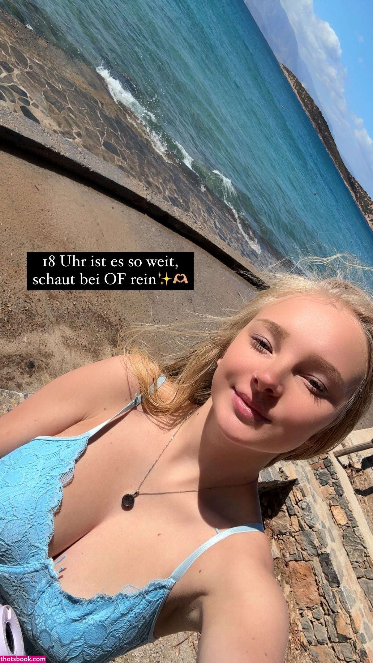 Blonde Vivi Photo #3