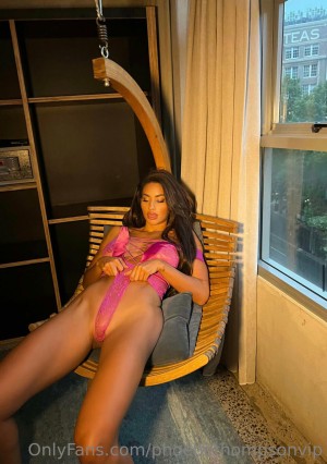 Phoebe Thompson Photo #84