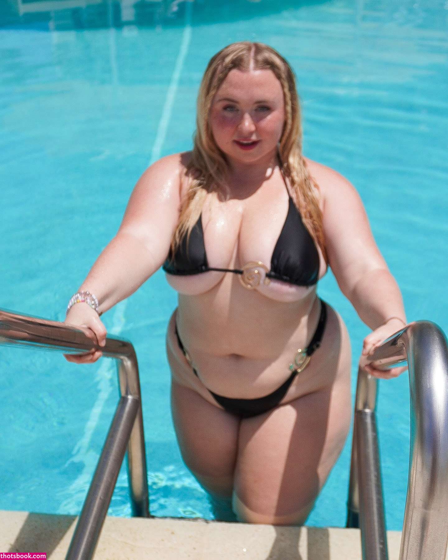 Niki Peacock Photo #21