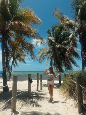 Ariana White Photo #1