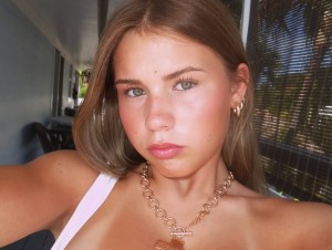 Ariana White Photo #4