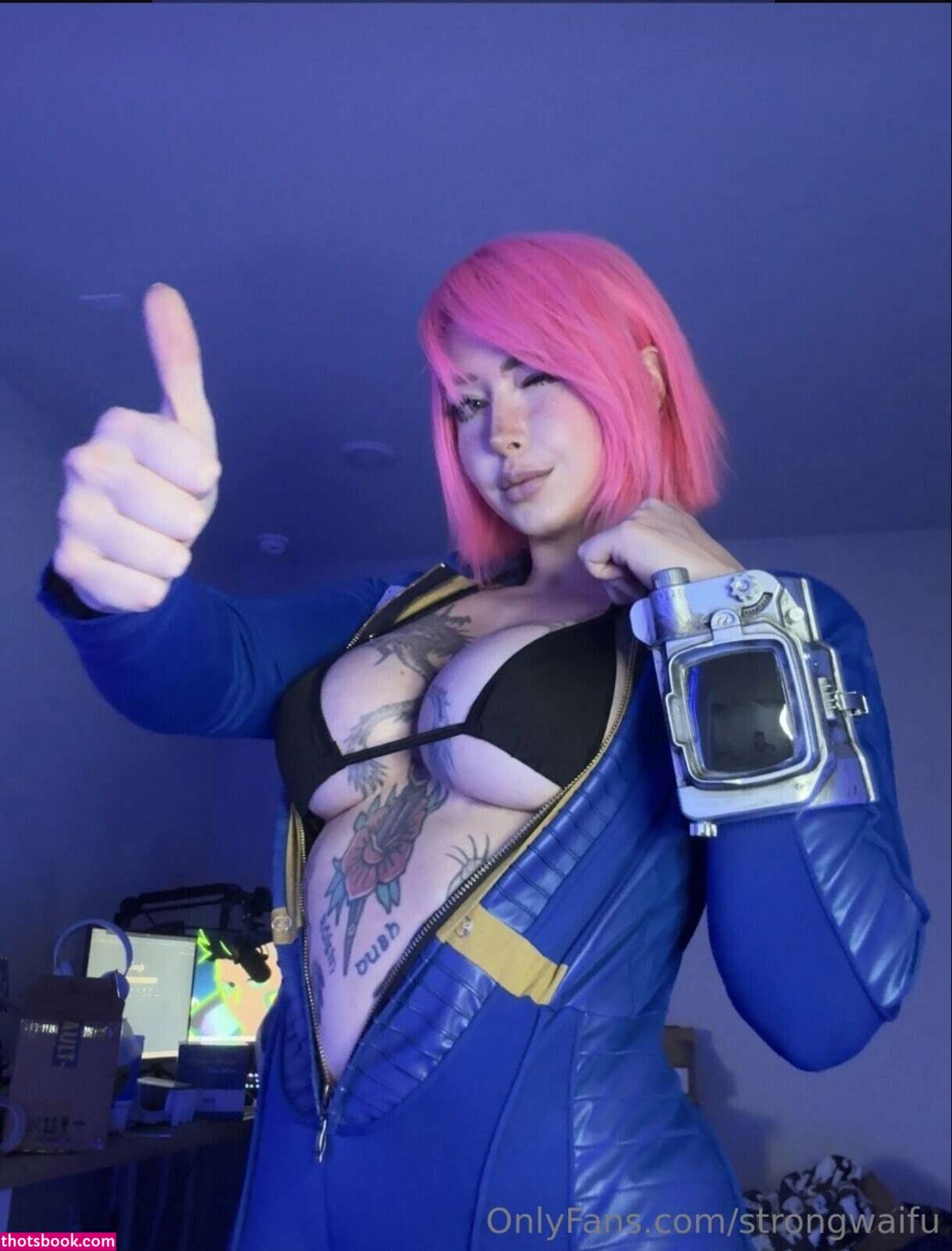 Strongwaifu Photo #201