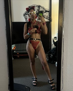 Claire Black Photo #25