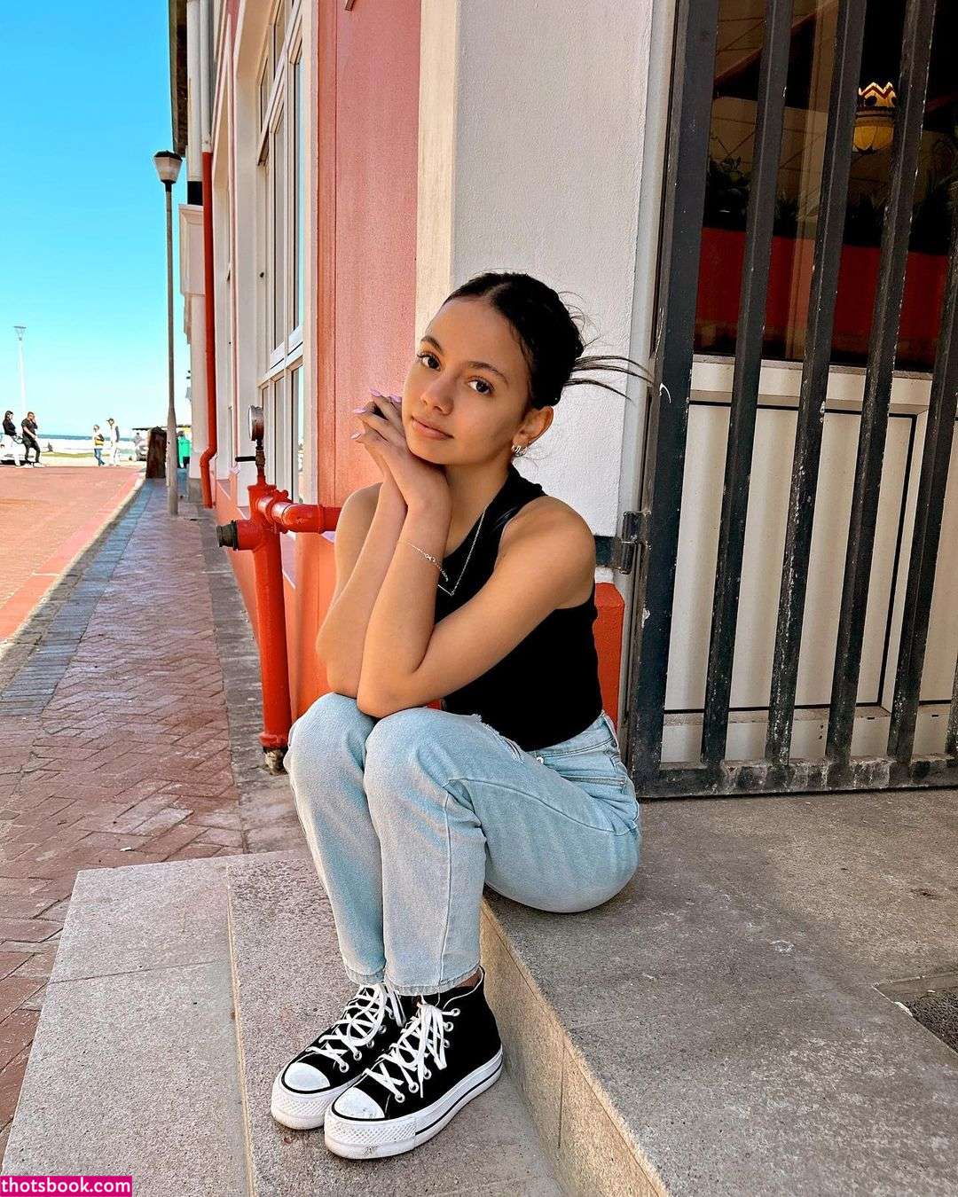 Zoe Manoek Photo #11