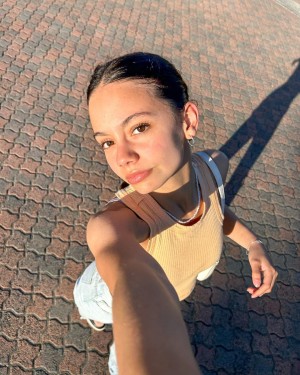 Zoe Manoek Photo #32